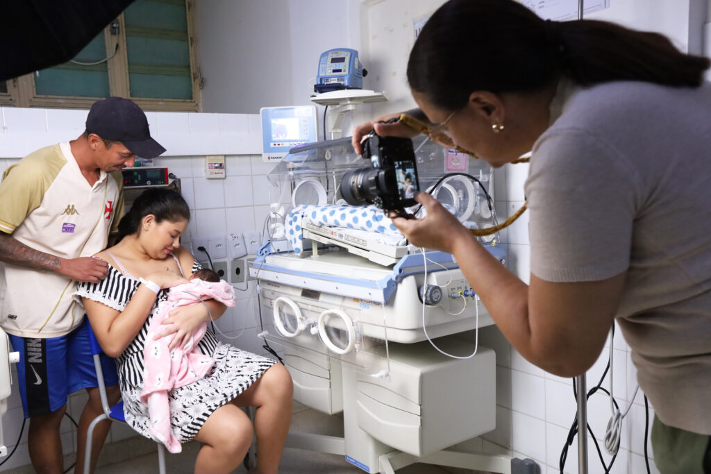 Novembro Roxo: Bebês prematuros do HRC participam de ensaio fotográfico com as famílias
