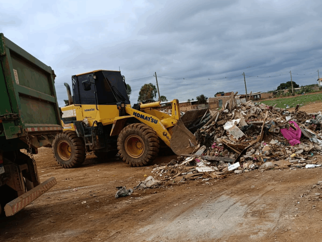 Em Ceilândia, força-tarefa retira mais de 240 toneladas de entulho