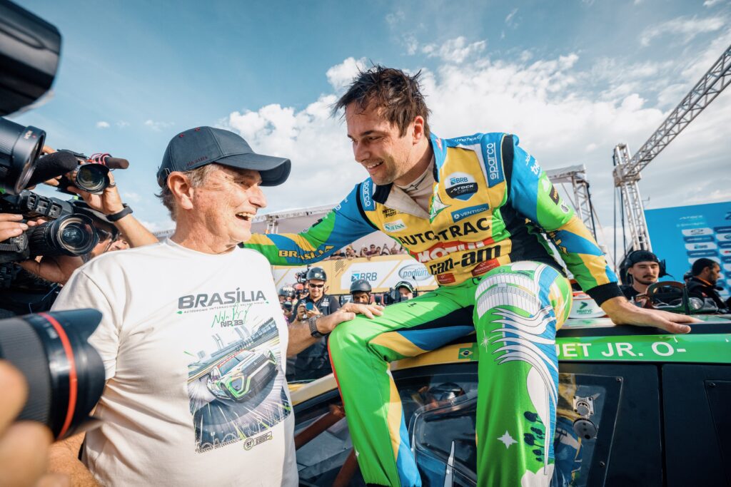 Histórico: Nelson Piquet Jr. vence GP BRB e recebe troféu das mãos do pai