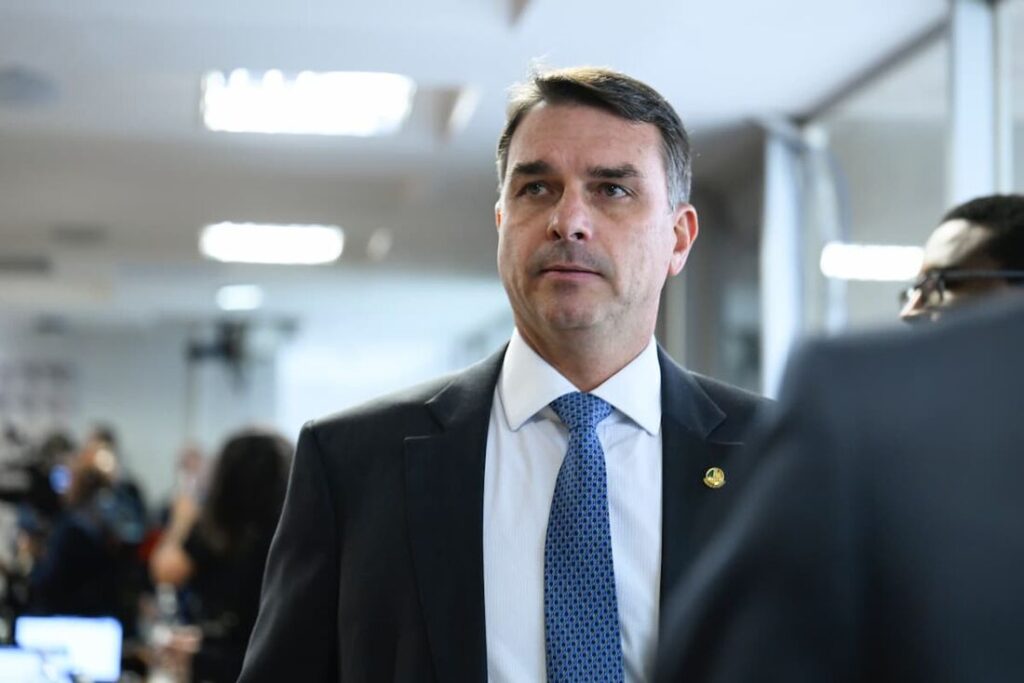 Flávio desembarca nos EUA e se reúne com Trump na Casa Branca nesta terça