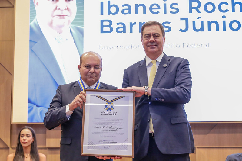 Governador Ibaneis recebe a Medalha Mérito Sistema Fecomércio-DF