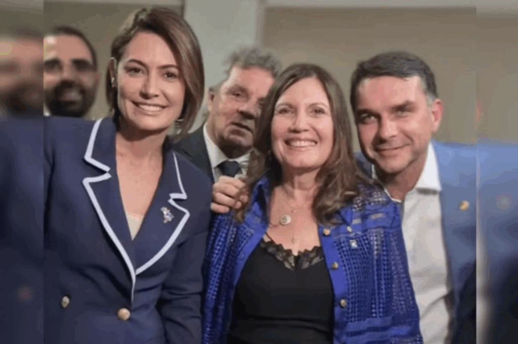Bia Kicis vira a casaca, trai Michelle e declara apoio a Flávio Bolsonaro