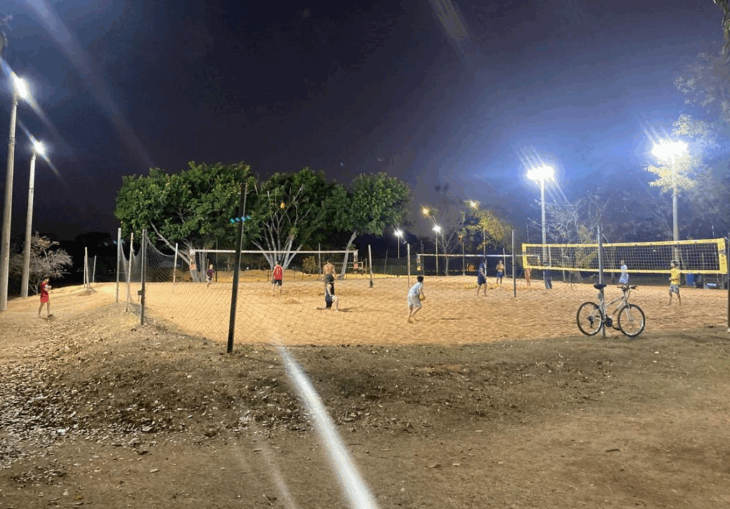 Reaproveitamento de luminárias transforma iluminação urbana e esportiva no DF