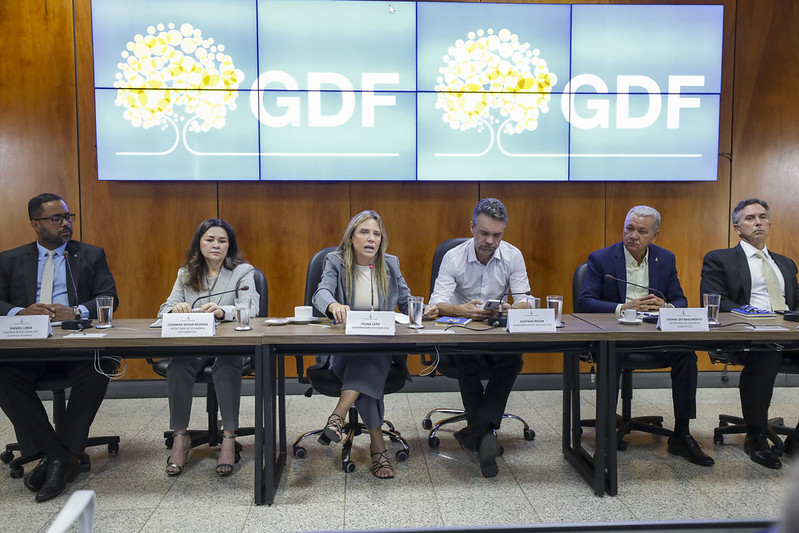 Celina apresenta resultados e ferramentas de gestão em reunião com secretariado