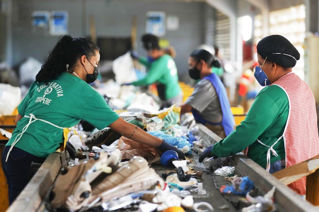 Projeto leva cidadania e serviços públicos a catadores do Distrito Federal