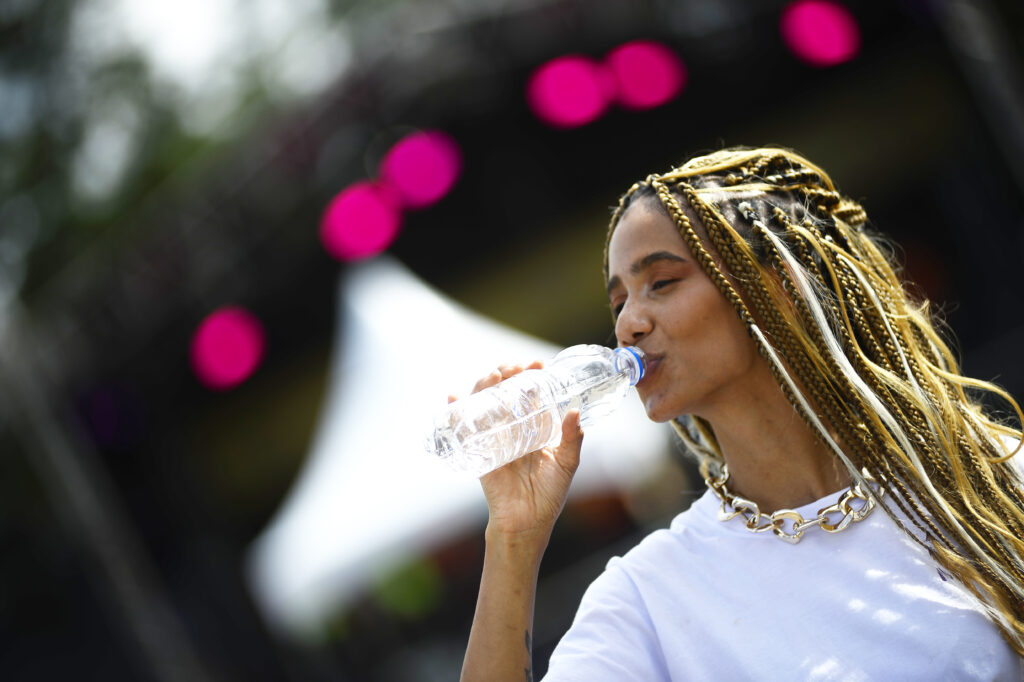 Carnaval 2026: veja dicas para manter a hidratação na folia