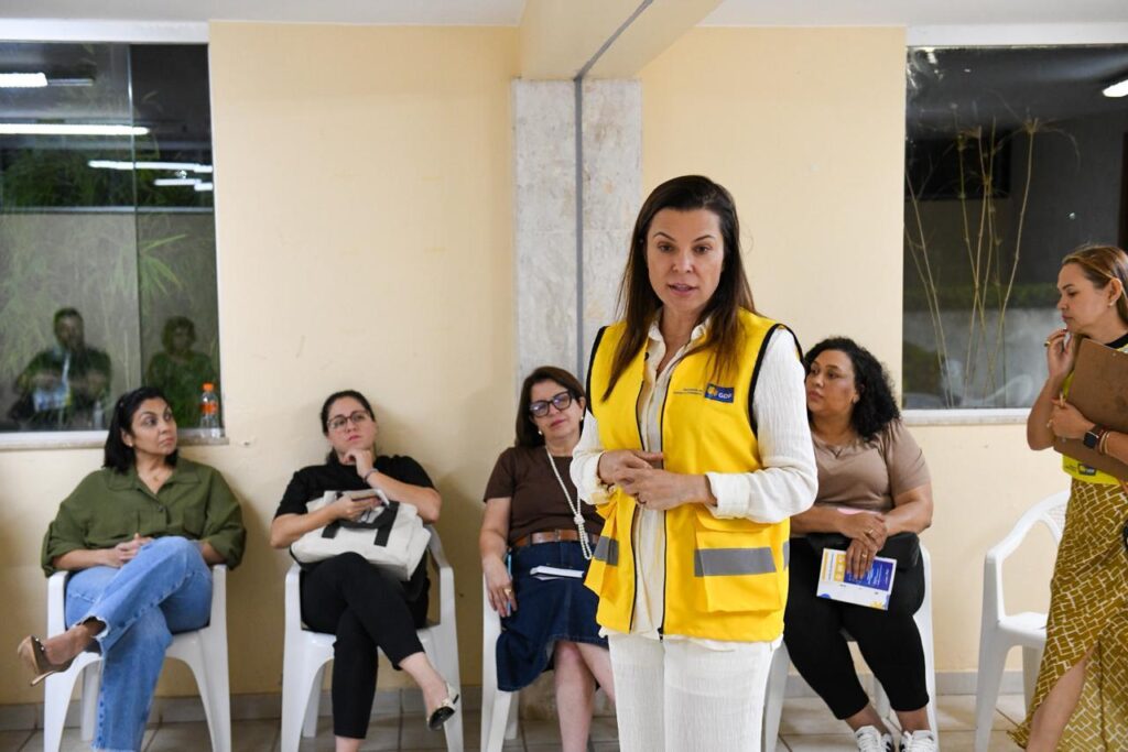Acolhe DF reúne mais de 100 moradores no Plano Piloto