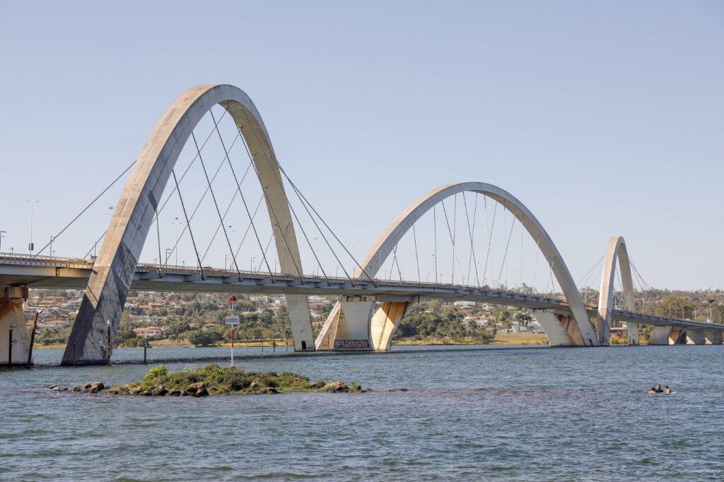 Ponte JK passa por limpeza inédita com drones durante reforma