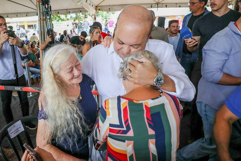500 famílias do Arapoanga recebem escrituras de moradia