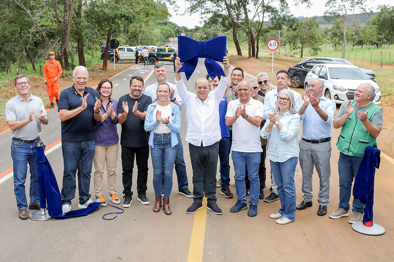 Ibaneis entrega obra de asfaltamento de acesso a escola em Arapoanga