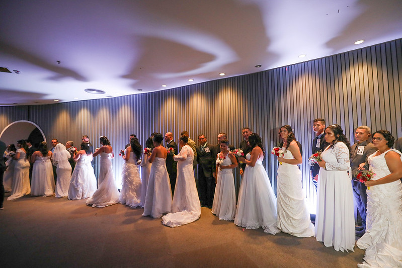 Mais de 100 casais oficializam união no 1º Casamento Comunitário de 2026