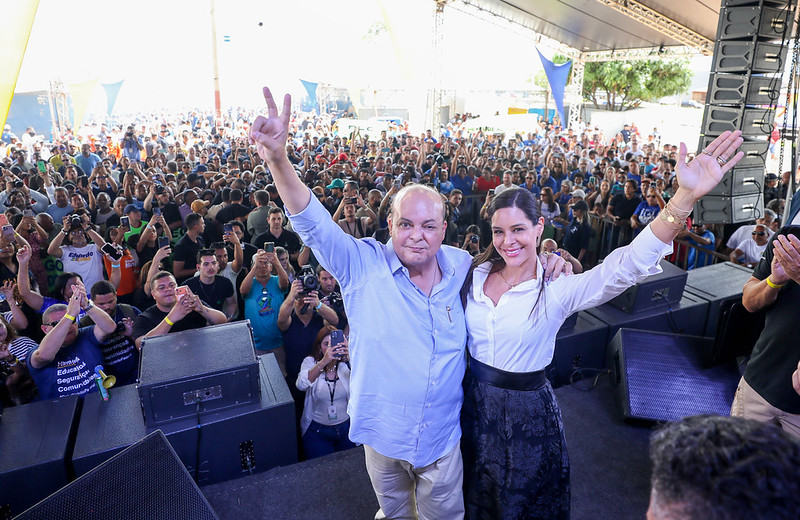 Ibaneis Rocha assina renúncia ao cargo durante agenda em Ceilândia