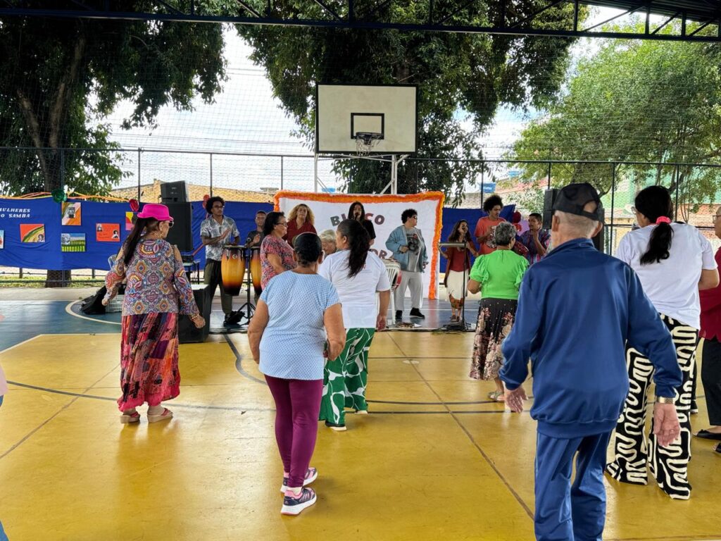 Bloco das Caliandras anima idosos que frequentam centros de convivência do Gama