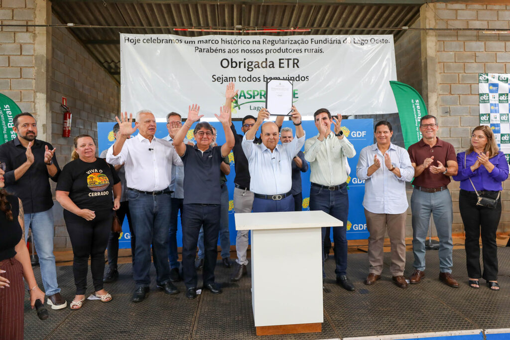 Ibaneis entrega 111 contratos de uso da terra a produtores do Lago Oeste