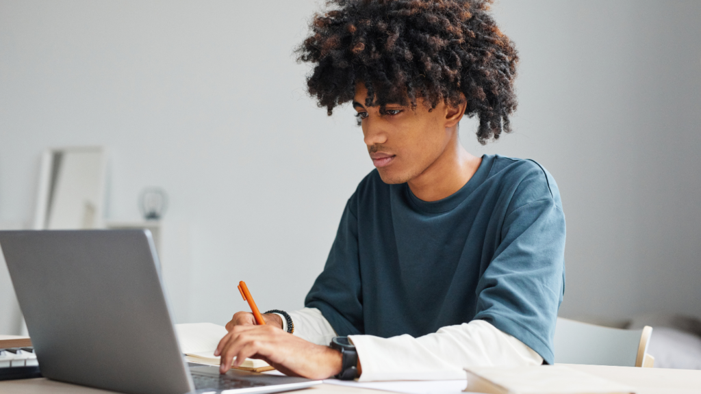 Curso gratuito ensina programação e IA para moradores do DF