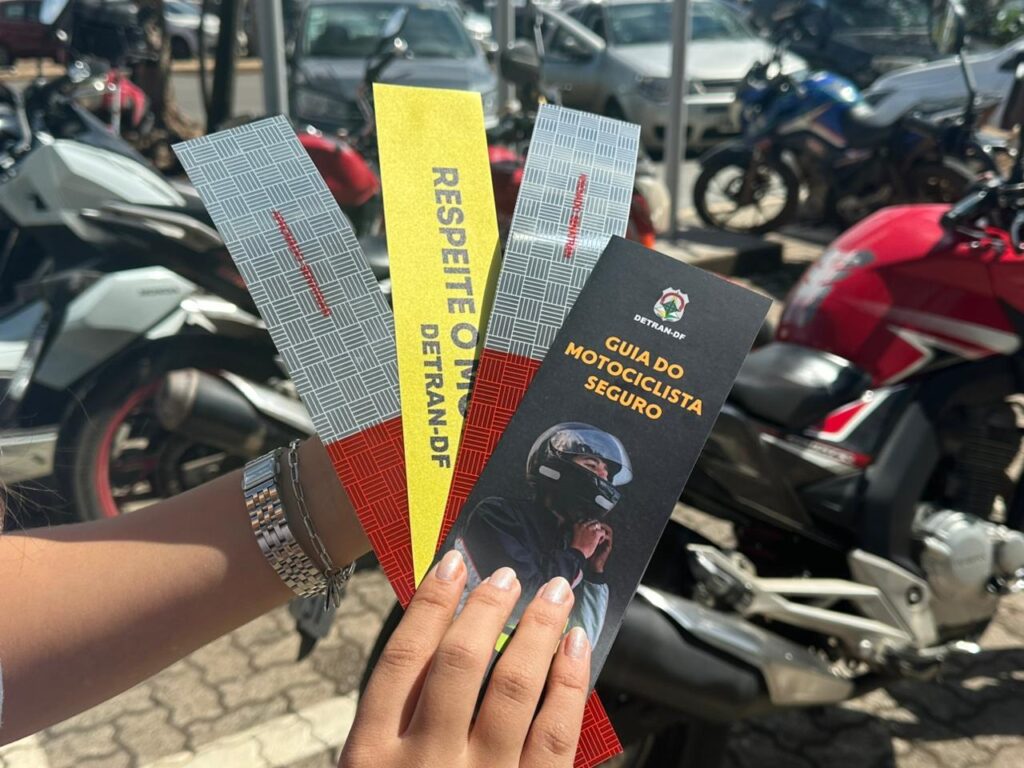 Detran-DF distribui kits de segurança para entregadores de aplicativo