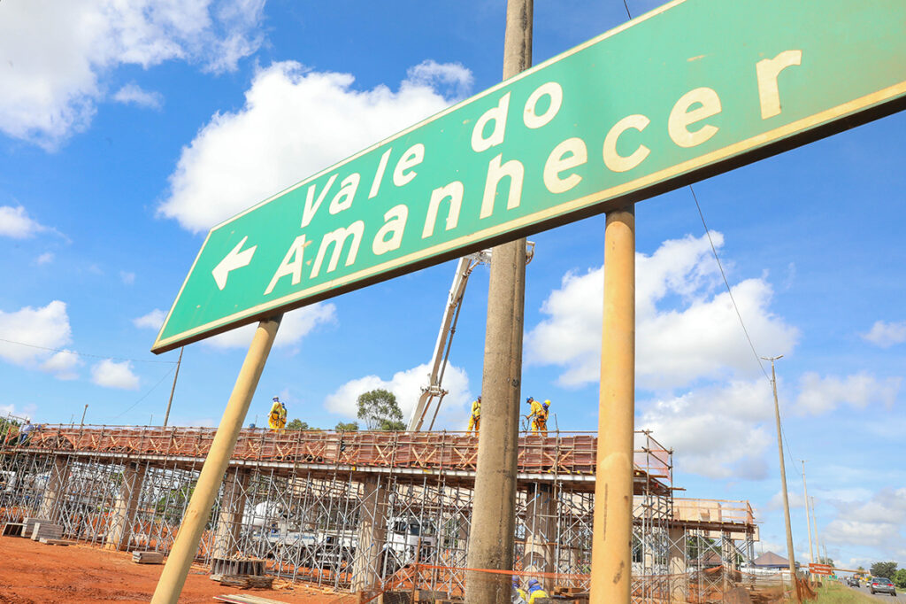 Obra do viaduto de Planaltina avança com implantação de vigas