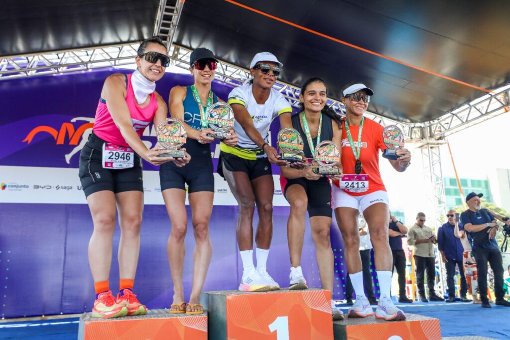 Governadora Celina Leão premia vencedores da Maratona Brasília 2026