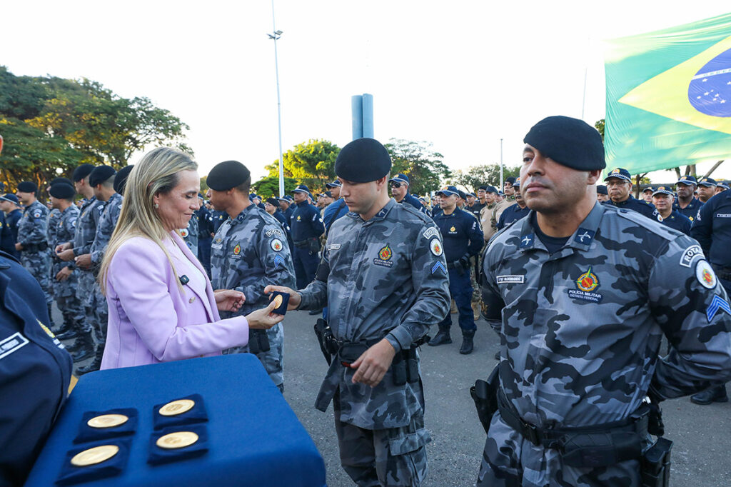 Governadora do DF participa de homenagem a PMs promovidos após redução do interstício
