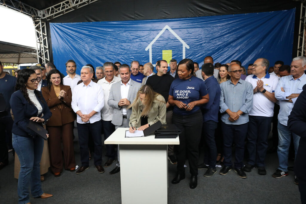 Celina Leão assina 30 ordens de serviço no Paranoá