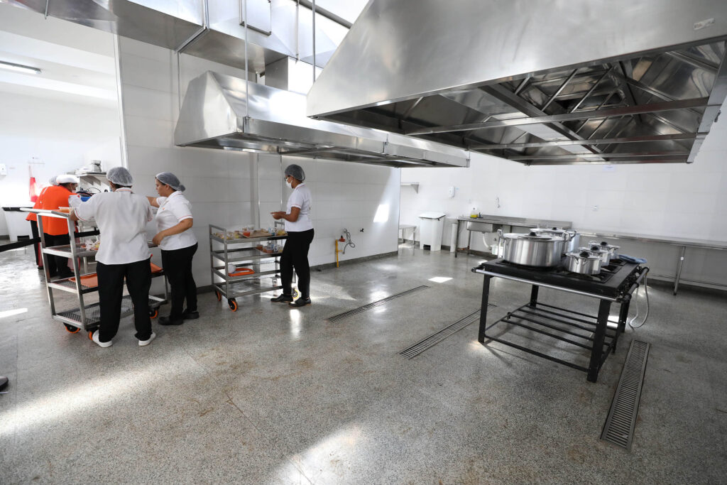 Hran reinaugura cozinha hospitalar após reforma e modernização