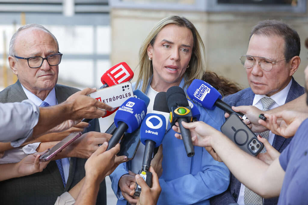 Celina sanciona lei que retira Serrinha e área da Saúde da capitalização do BRB