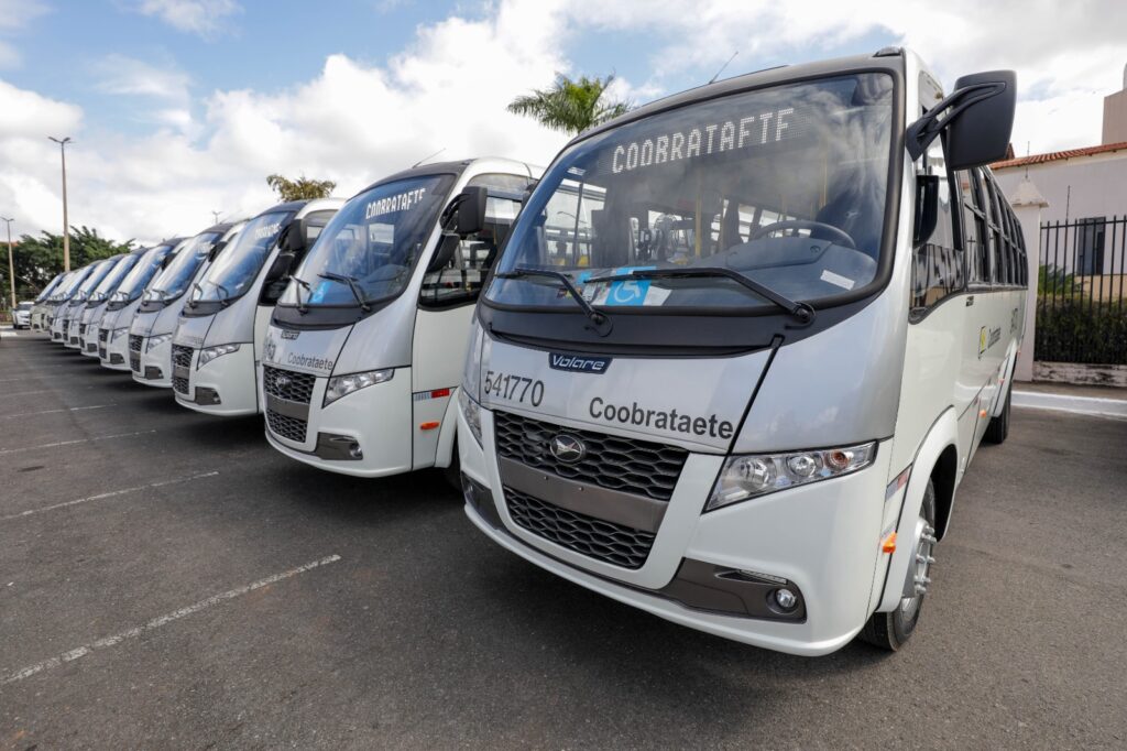 Celina Leão entrega 15 novos micro-ônibus para reforço de linhas no Paranoá e no Itapoã