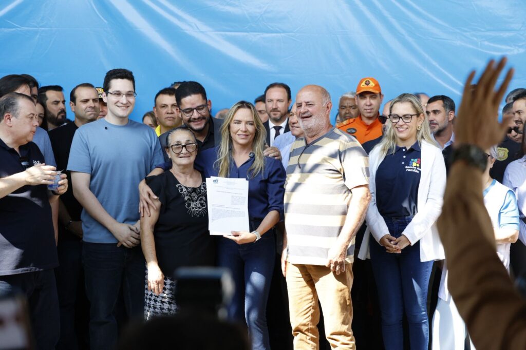 Produtores rurais recebem contratos de concessão no GDF na Sua Porta