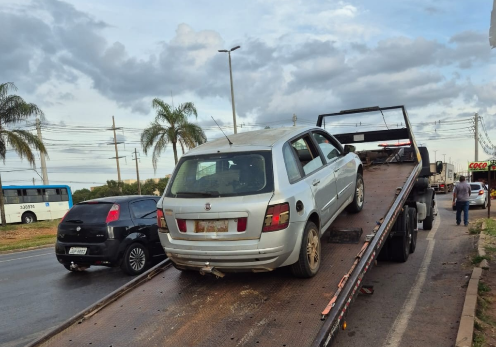 Detran-DF apreende carro com R$ 15 mil em multas e há 10 anos sem licenciamento