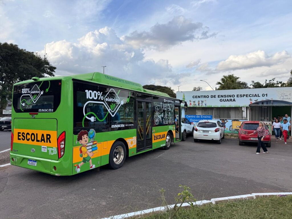 DF inicia testes com ônibus escolar 100% elétrico na rede pública