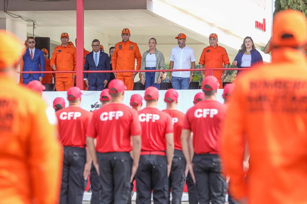 Bombeiros em formação recebem uniforme operacional em cerimônia no DF