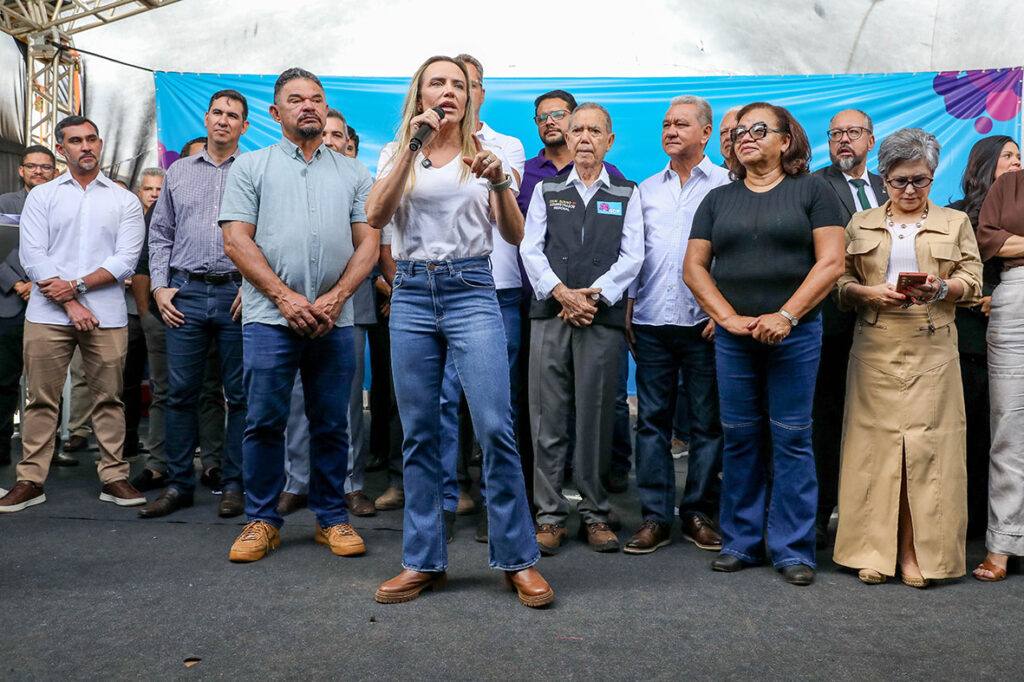 Celina Leão assina mais de 30 ordens de serviço para o Riacho Fundo II