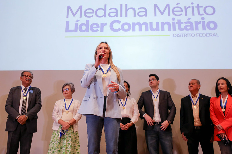 GDF homenageia 300 lideranças comunitárias com medalha de mérito