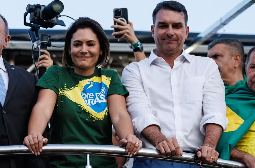 Flávio e Michelle Bolsonaro na convenção do PL no Distrito Federal