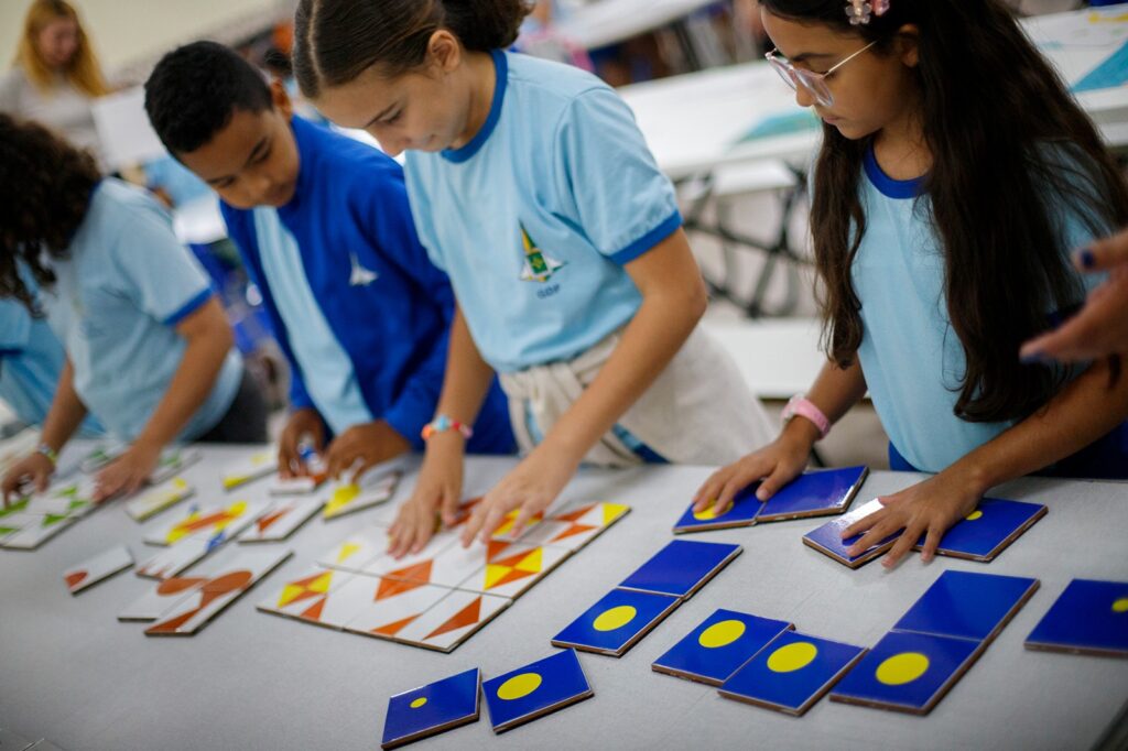 Água Mineral ganha bancos com azulejos inspirados em desenhos de estudantes