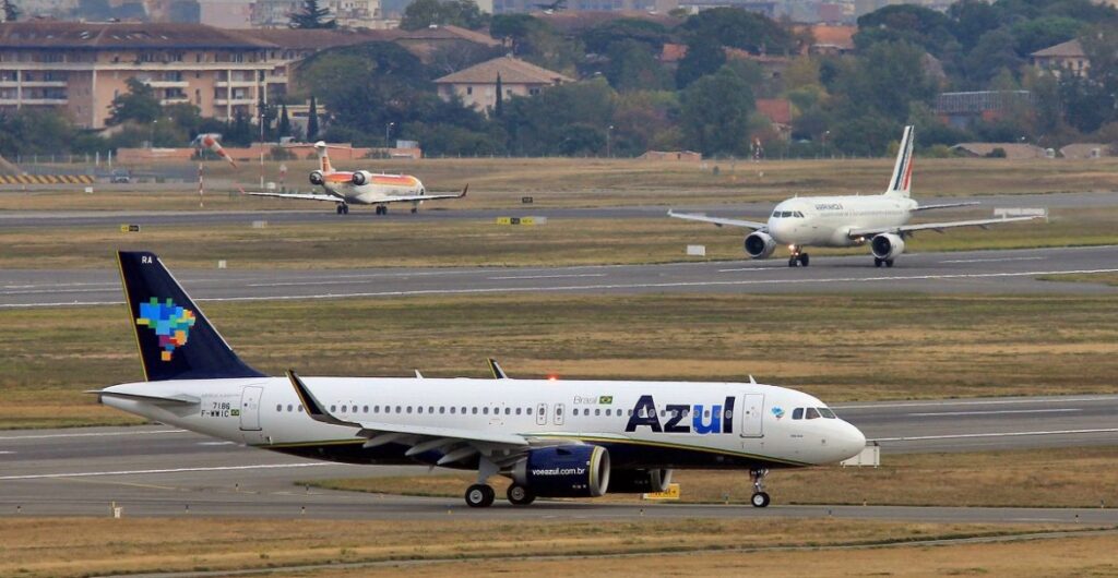 Avião da Azul é esvaziado no Aeroporto de Brasília para inspeção da Polícia Federal