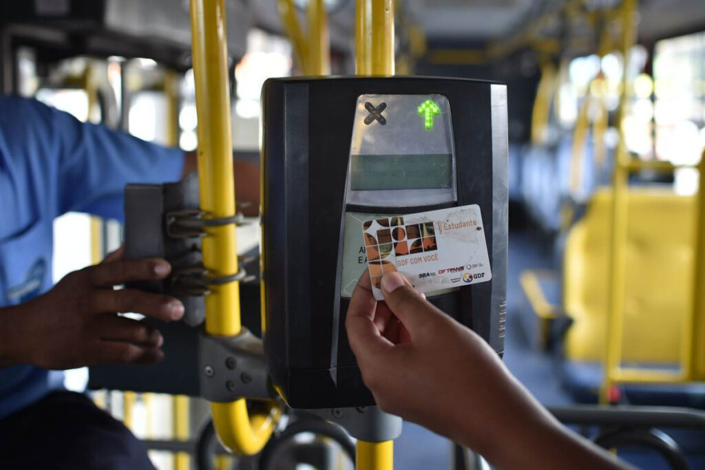 Estudantes podem solicitar Passe Livre no transporte público do DF