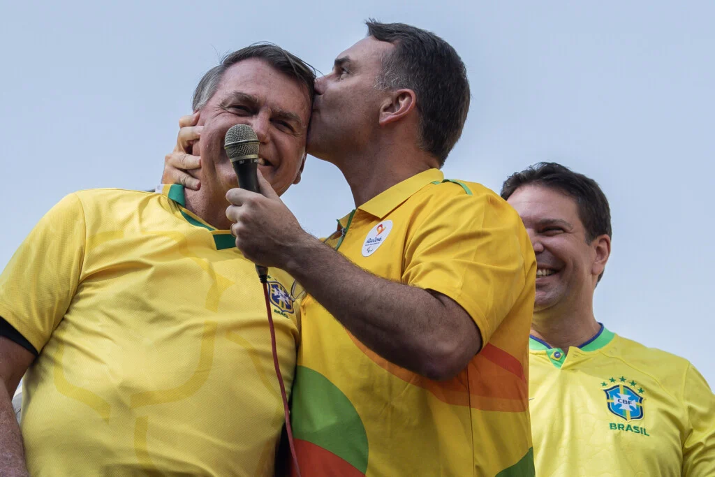 OAB pede que Moraes autorize Flávio a visitar pai como advogado