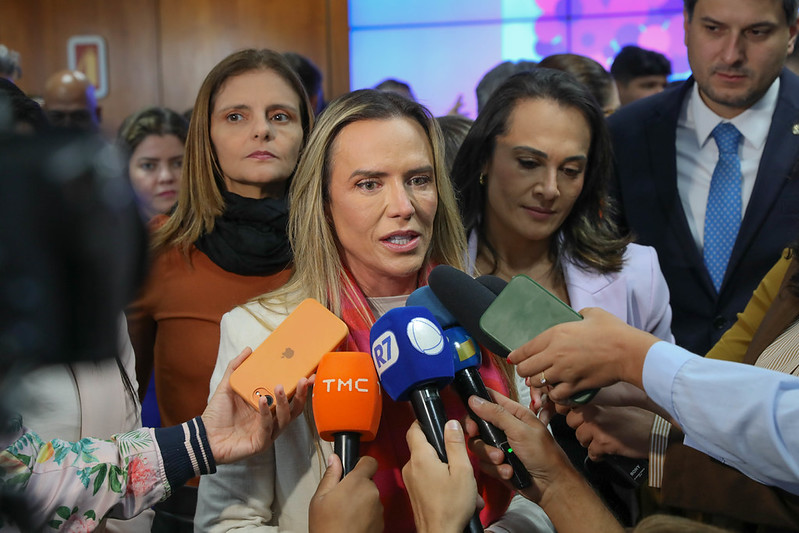 Celina Leão nega rompimento entre Michelle e Flávio Bolsonaro