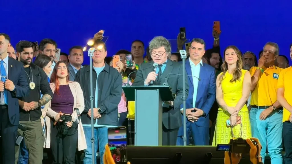 Milei chama Lula de “presidiário” e defende nome de Flávio Bolsonaro