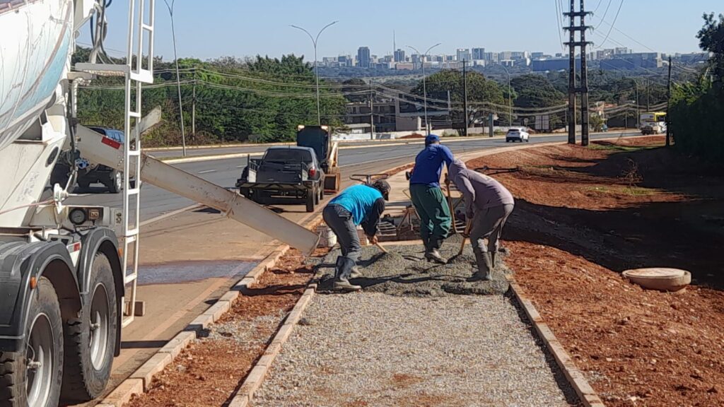 Novas calçadas na EPCV ampliam mobilidade dos pedestres