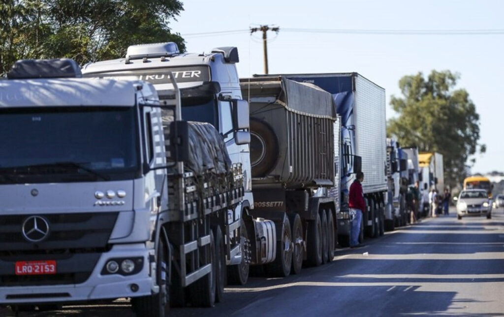 Caminhoneiros anunciam greve nos portos a partir desta segunda