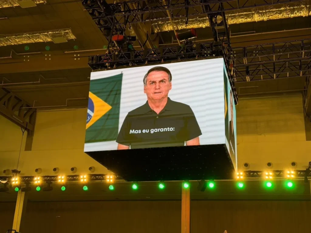 Campanha de Flávio avalia que vídeo com IA de Jair não gera punição
