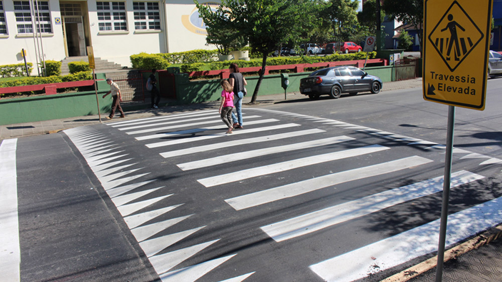 DF torna obrigatórias faixas de pedestres elevadas próximas a escolas e hospitais