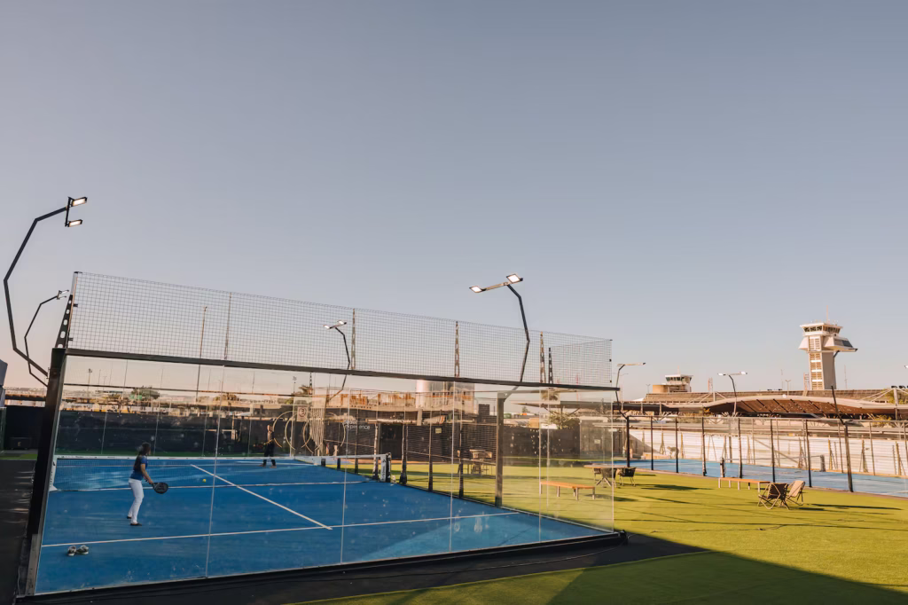 Aeroporto de Brasília recebe arena de padel aberta ao público