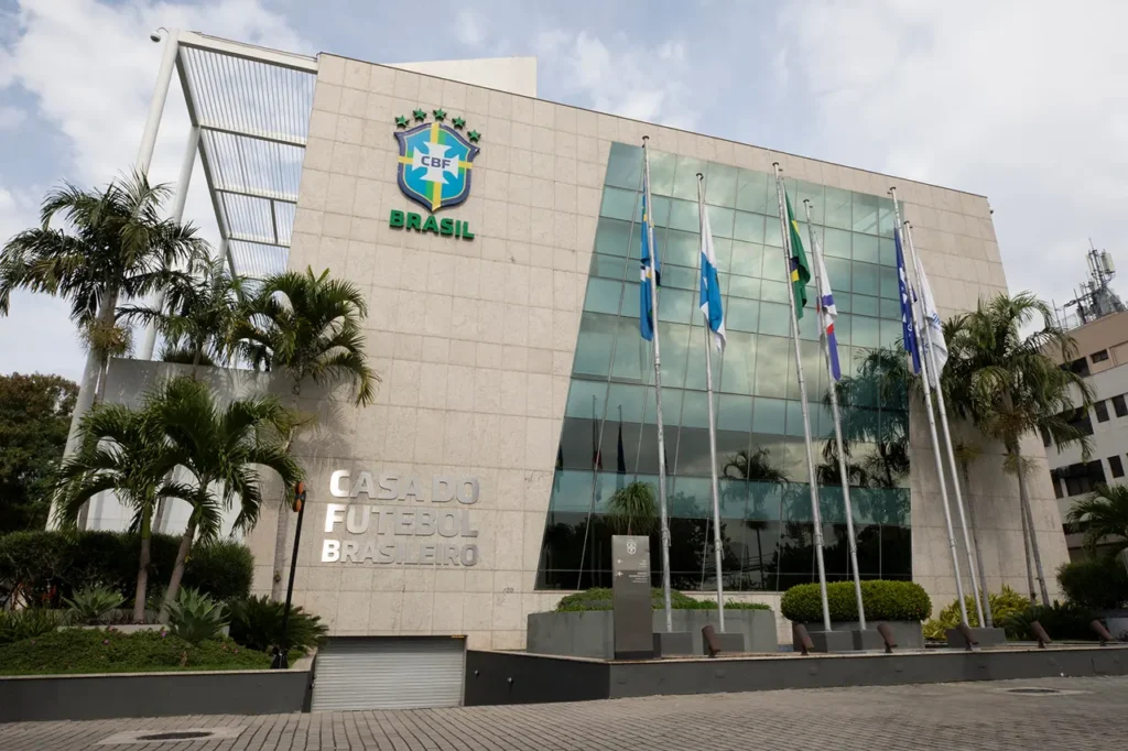 Torcedores protestam na sede da CBF após eliminação do Brasil na Copa