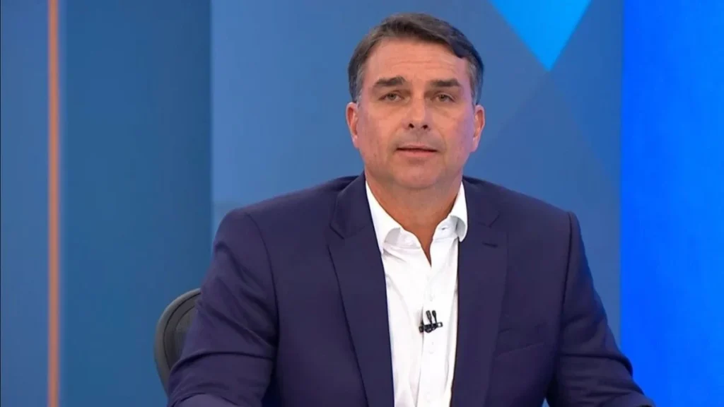 PoderData aponta que Flávio Bolsonaro está à frente de Lula no segundo turno