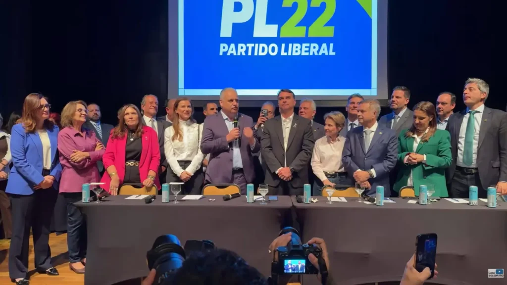 Flávio Bolsonaro anuncia Alfredo Gaspar como vice em chapa do PL