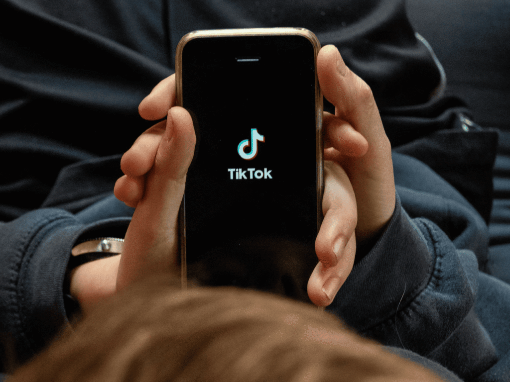 Brasil multa TikTok em R$ 153,7 mi por falhas em dados de adolescentes