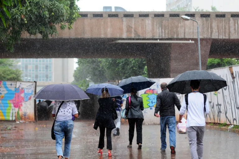 Inmet mantém alerta de tempestade no DF até 23h59 desta terça-feira
